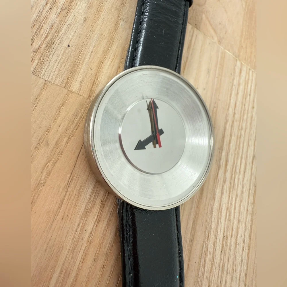 Unbranded silver tone black leather retro watch NEW BATTERY